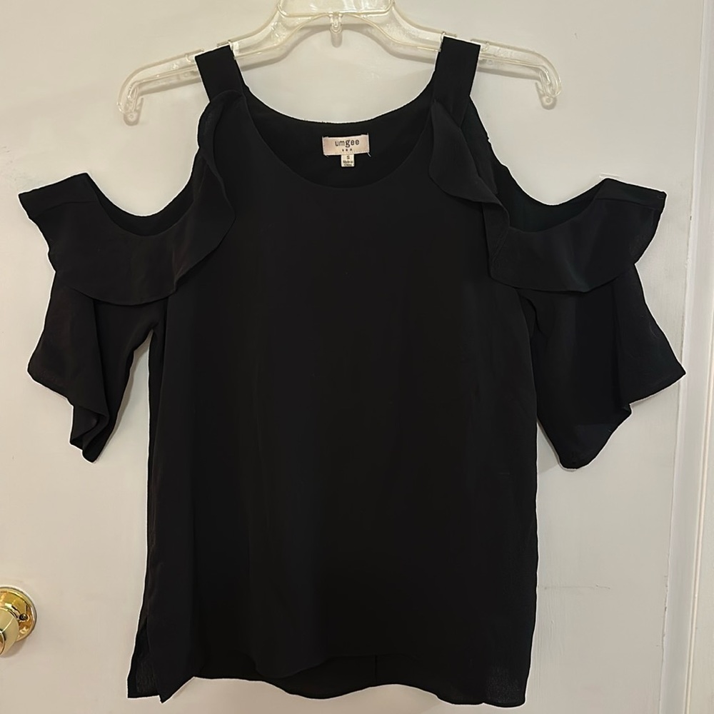 Black cold shoulder top. In good condition,size small.